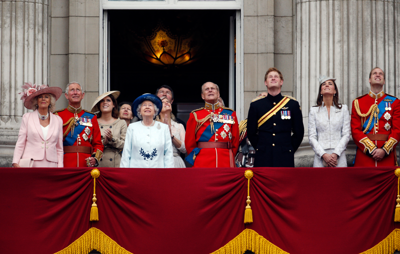 Illustration for article titled La reina Isabel II podría matar a Meghan Markle y salir indemne, y otras 25 rarezas de la loca monarquía británica